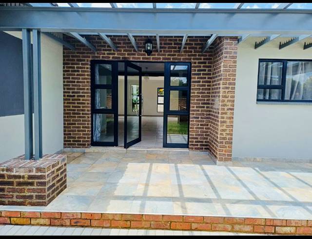 4 BEDROOM FREEHOLD FOR SALE IN BRACKENHURST